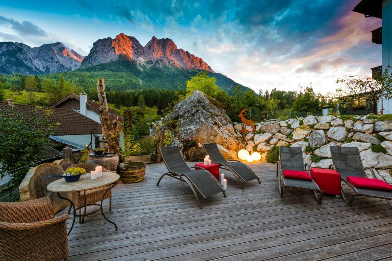 Bayern Resort Hotel - Adults Only - Mit Zugspitzblick - Eibsee-Naehe - Wellnessbereich - Naturpool Im Sommer 그라이나우 외부 사진