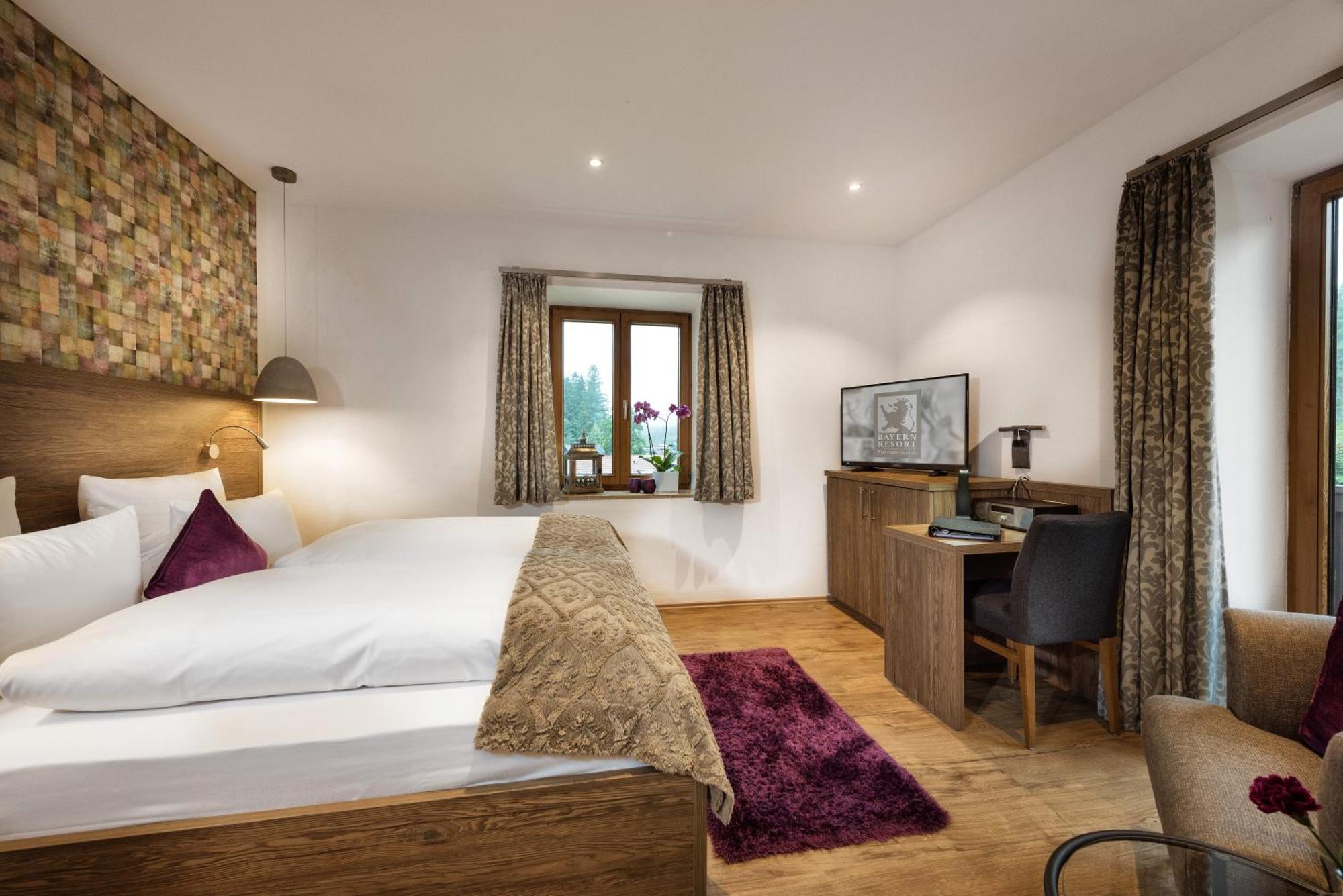 Bayern Resort Hotel - Adults Only - Mit Zugspitzblick - Eibsee-Naehe - Wellnessbereich - Naturpool Im Sommer 그라이나우 외부 사진